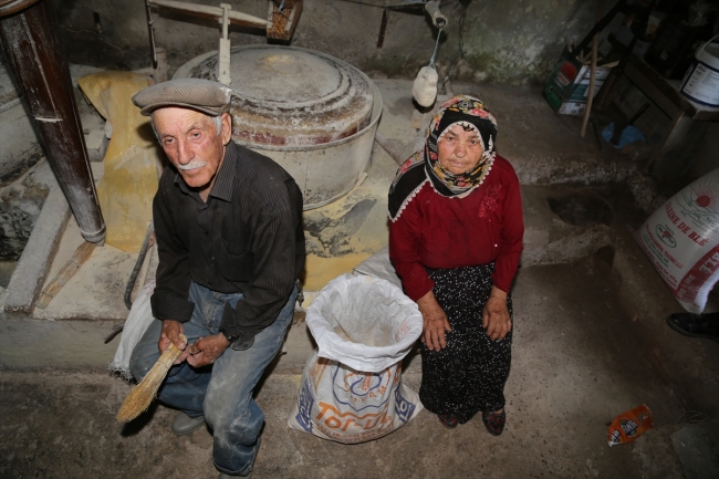 200 yıllık değirmenin çarkını 70 yıldır birlikte döndürüyorlar